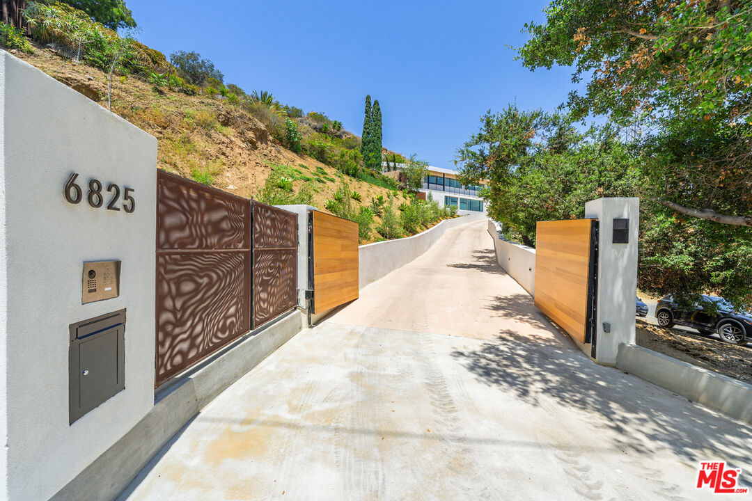 6825 Mulholland