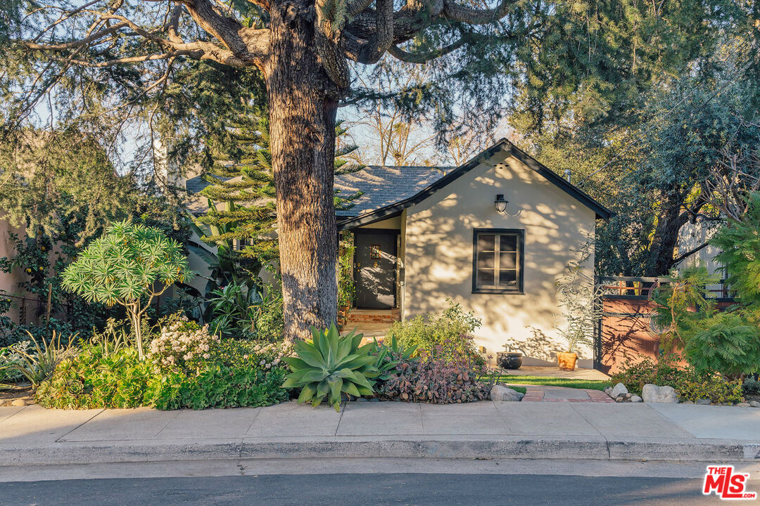 2727 El Roble Dr