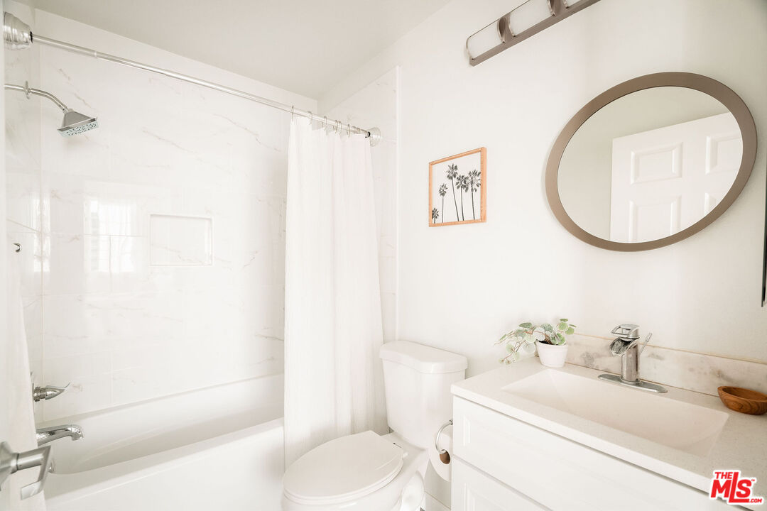 5051 Rosewood Ave Unit: 205