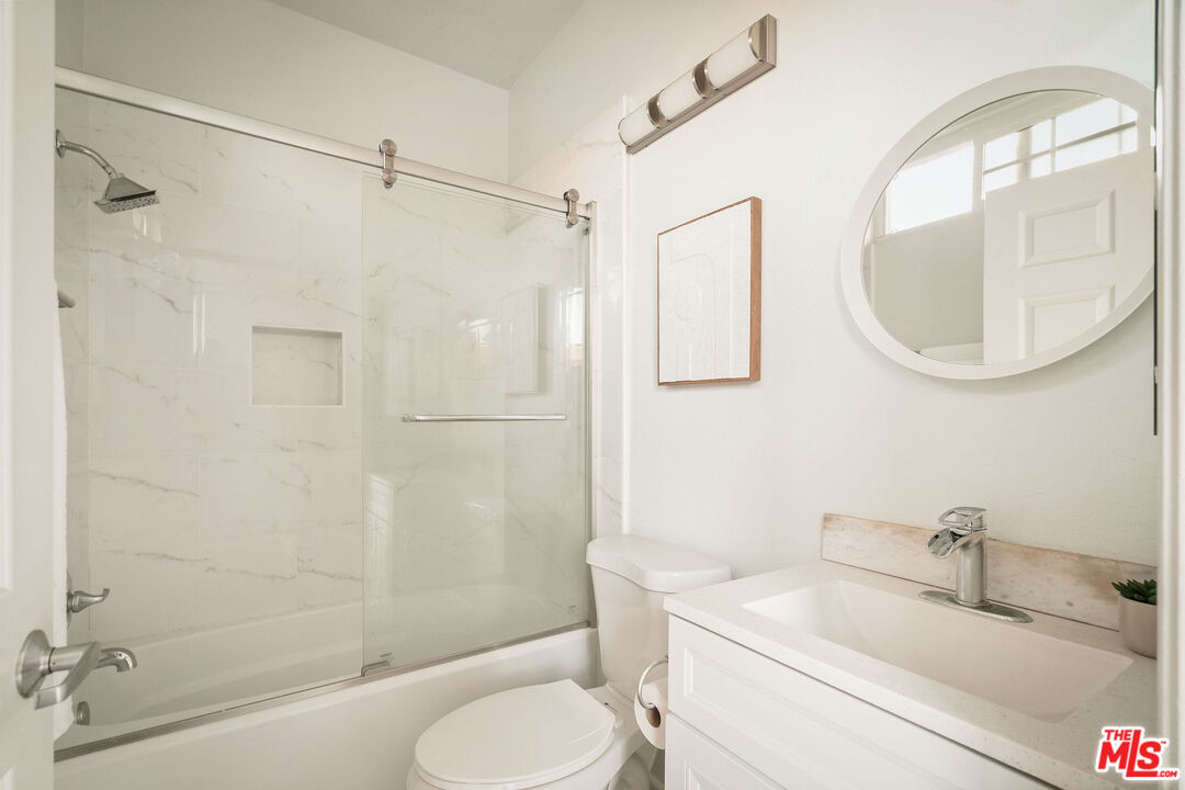 5051 Rosewood Ave Unit: 205