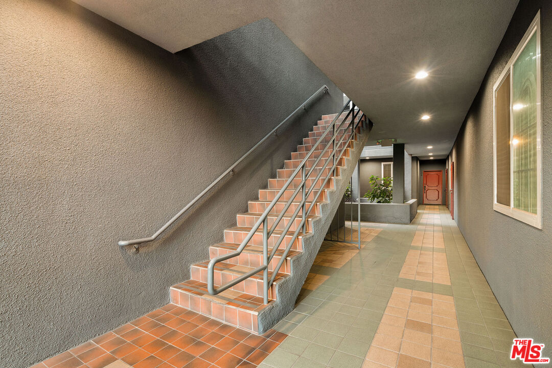 5051 Rosewood Ave Unit: 205