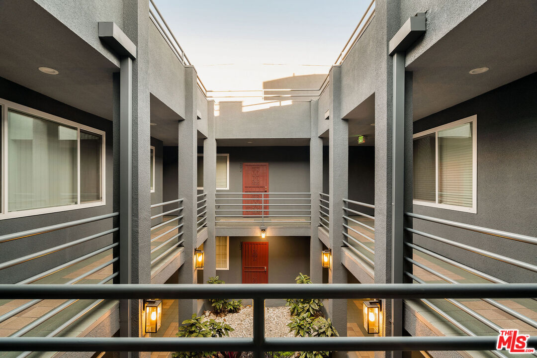 5051 Rosewood Ave Unit: 205