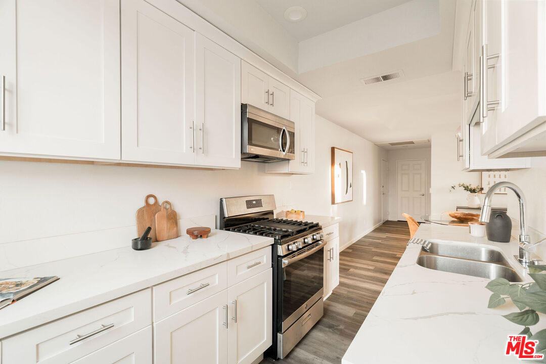 5051 Rosewood Ave Unit: 205