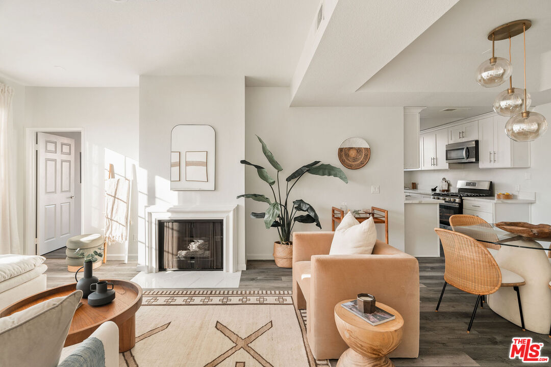 5051 Rosewood Ave Unit: 205