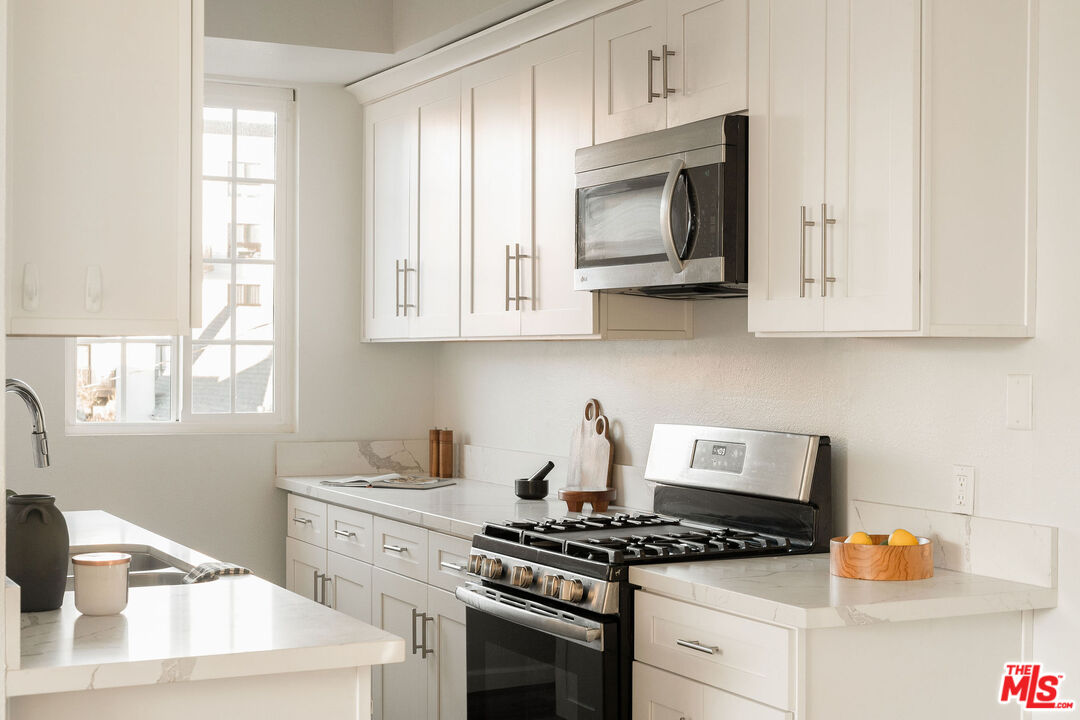 5051 Rosewood Ave Unit: 205