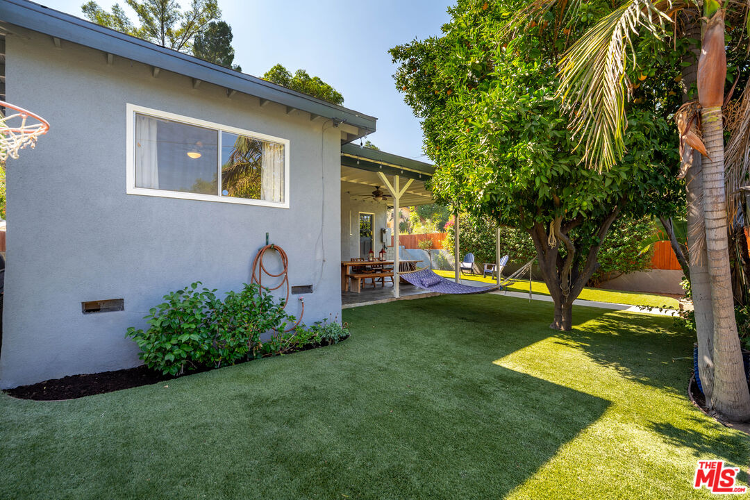 22157 Avenue San Luis