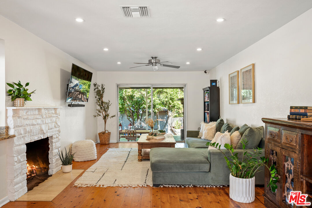 22157 Avenue San Luis