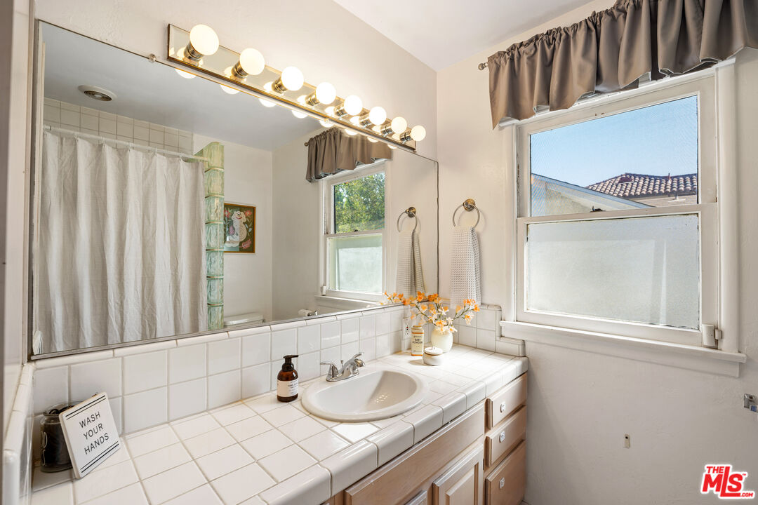 22157 Avenue San Luis