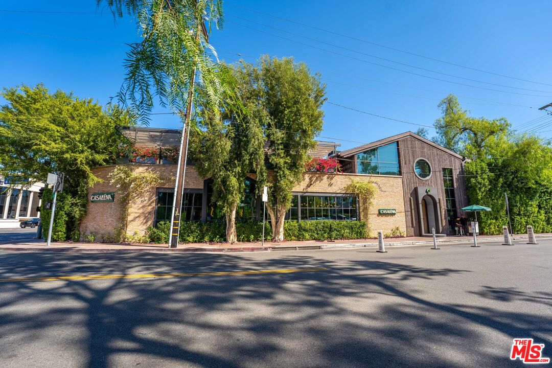 22157 Avenue San Luis