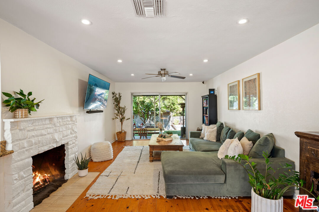 22157 Avenue San Luis