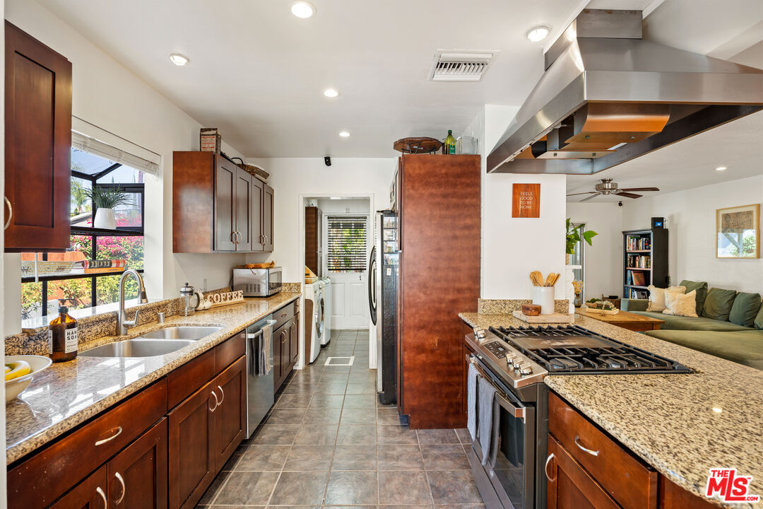 22157 Avenue San Luis