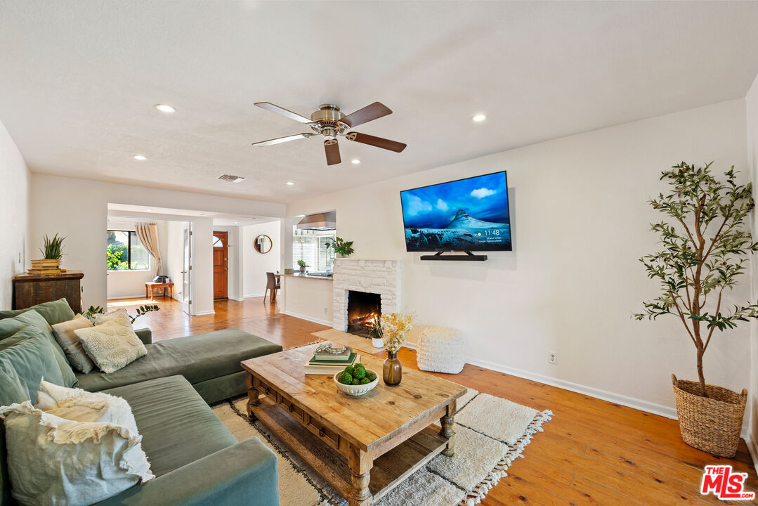 22157 Avenue San Luis