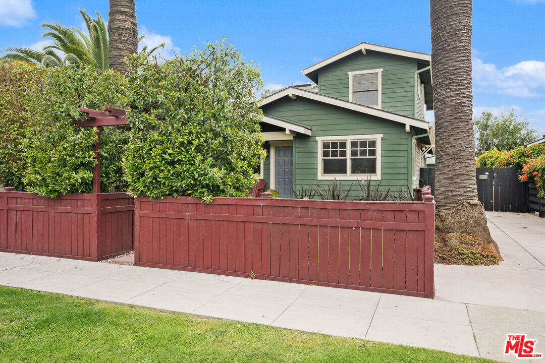 2439 Glyndon Ave