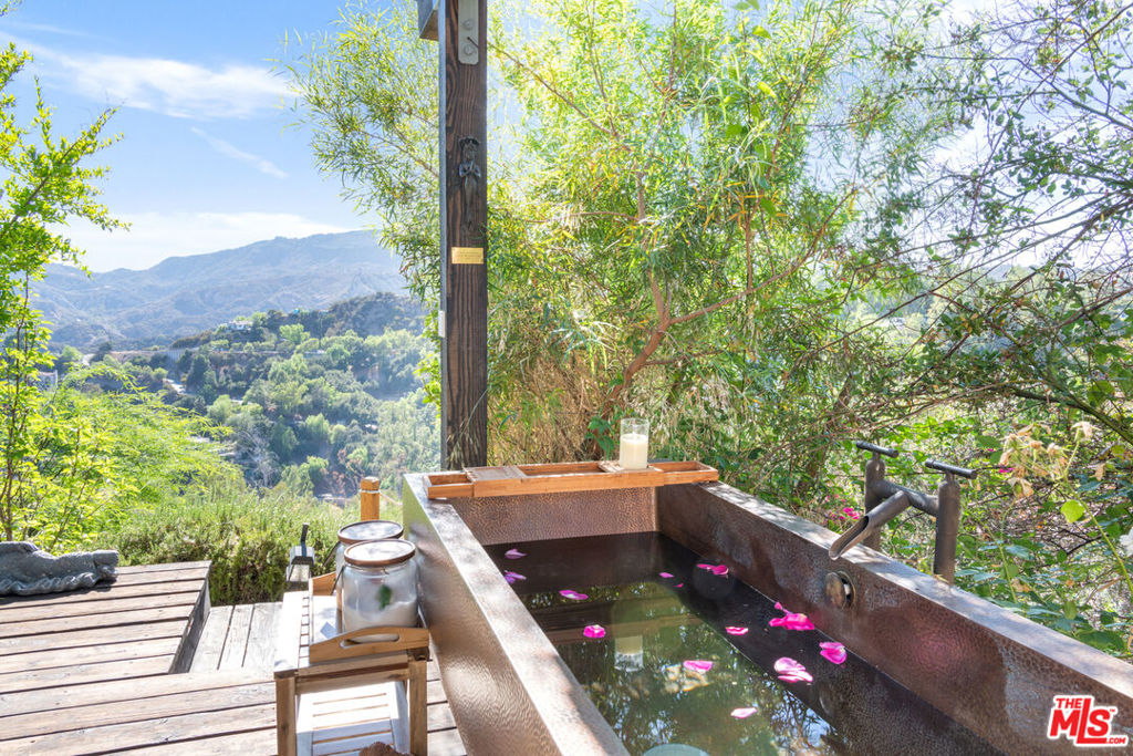 1738 1/4 Topanga Skyline Drive