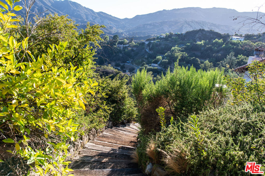 1738 1/4 Topanga Skyline Drive