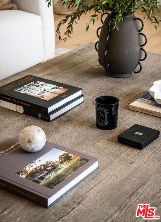 1611 Sunset Plaza Dr