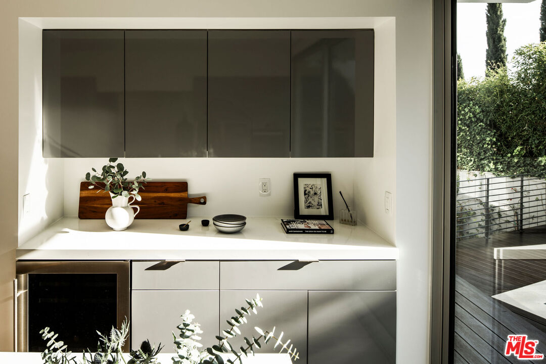 1611 Sunset Plaza Dr