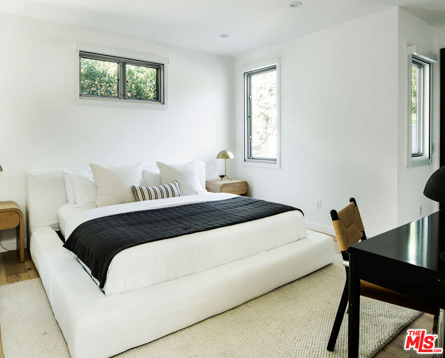 1611 Sunset Plaza Dr