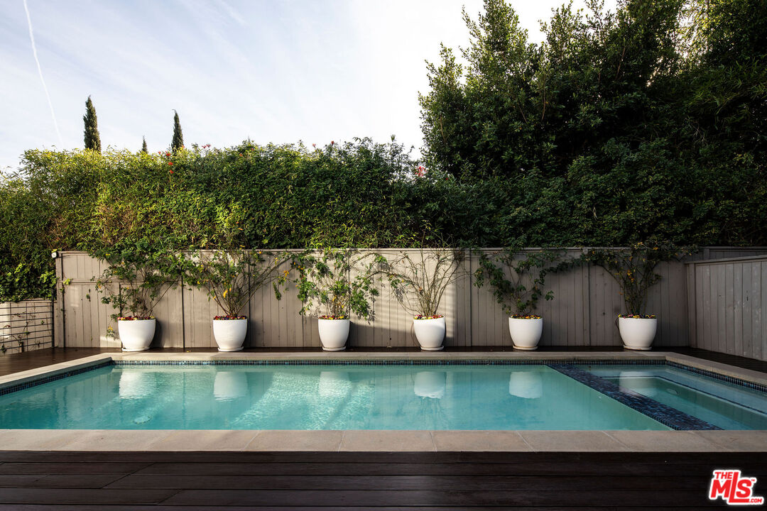 1611 Sunset Plaza Dr