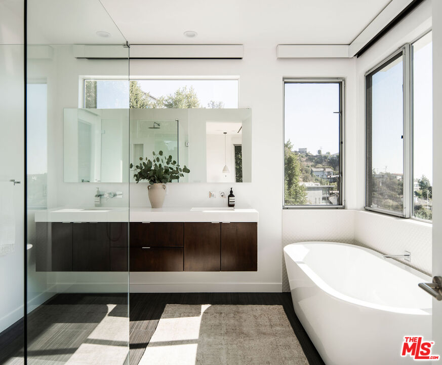 1611 Sunset Plaza Dr