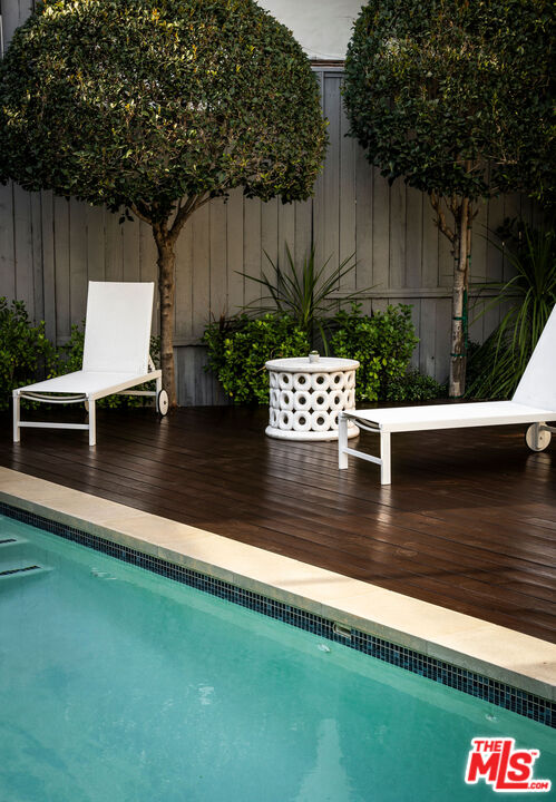 1611 Sunset Plaza Dr