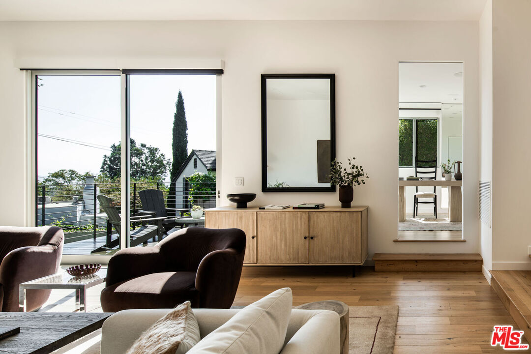 1611 Sunset Plaza Dr