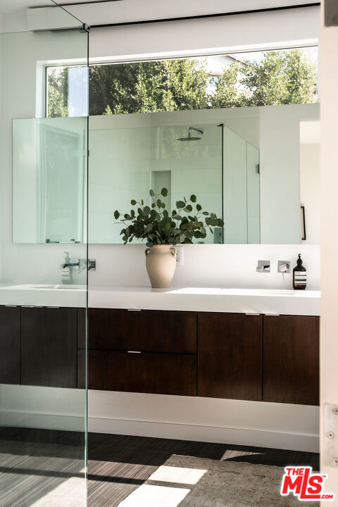 1611 Sunset Plaza Dr