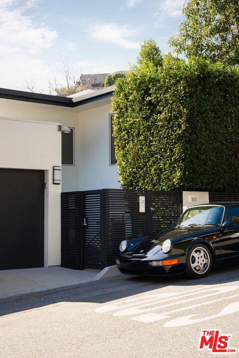 1611 Sunset Plaza Dr