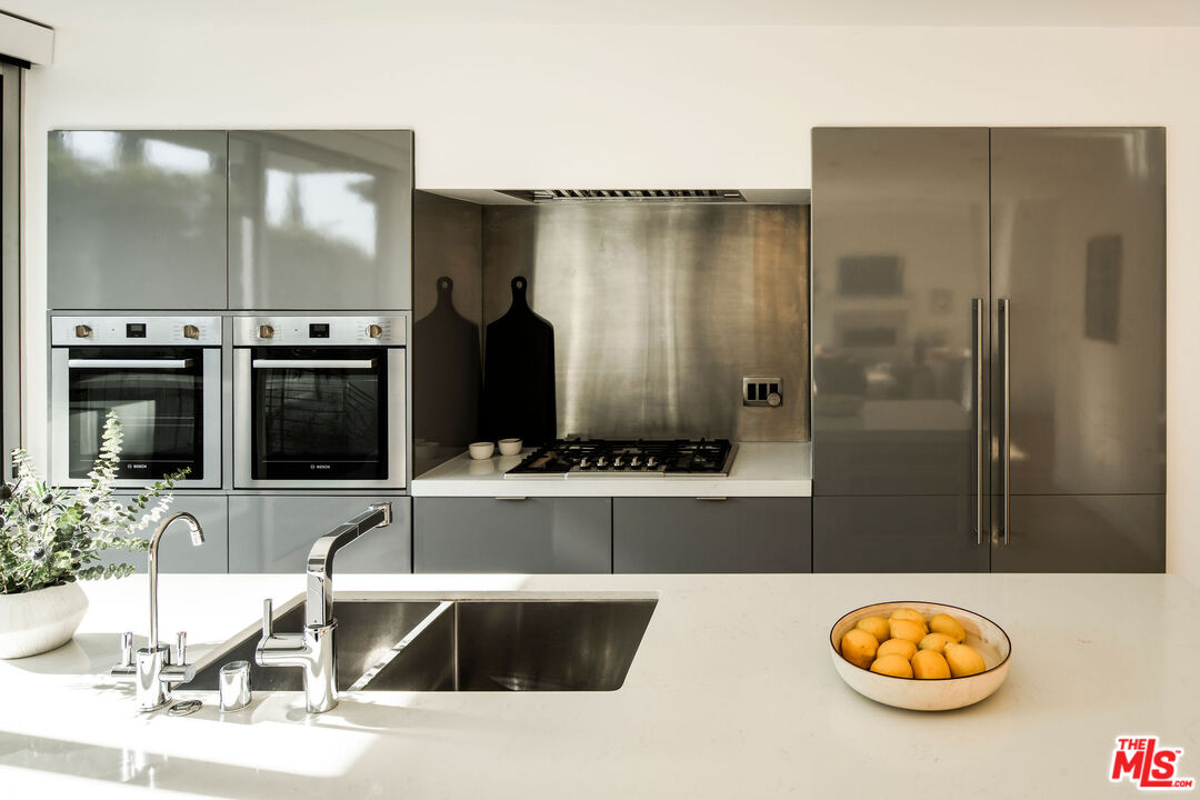 1611 Sunset Plaza Dr