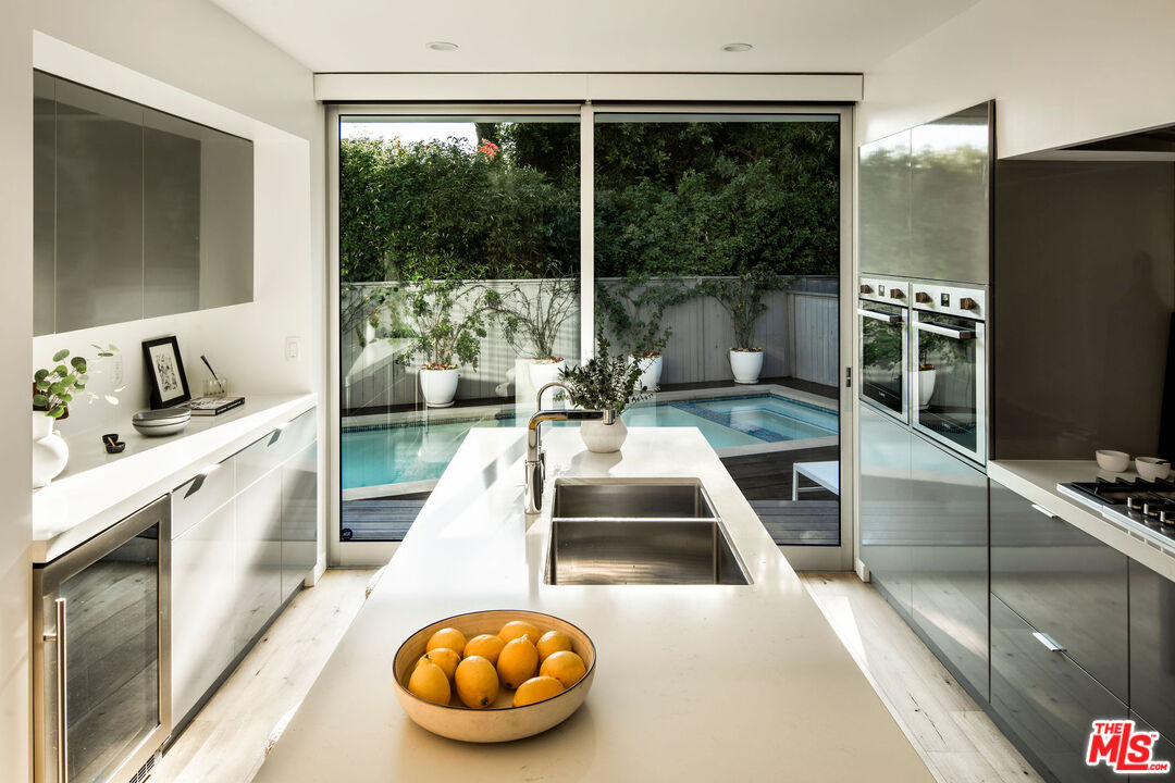 1611 Sunset Plaza Dr