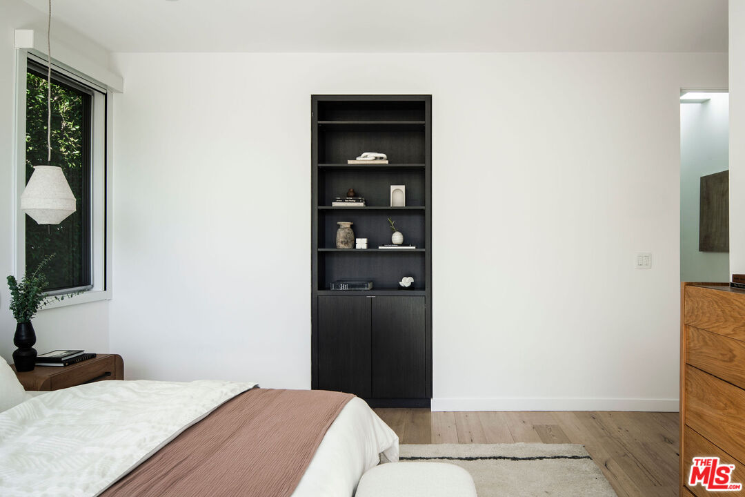 1611 Sunset Plaza Dr