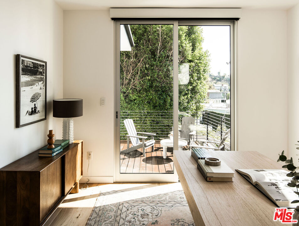 1611 Sunset Plaza Dr