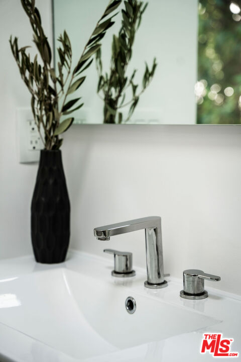 1611 Sunset Plaza Dr