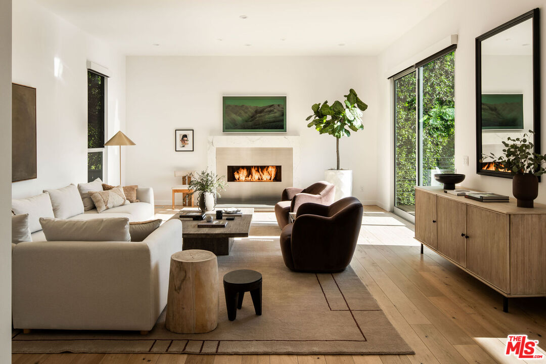 1611 Sunset Plaza Dr