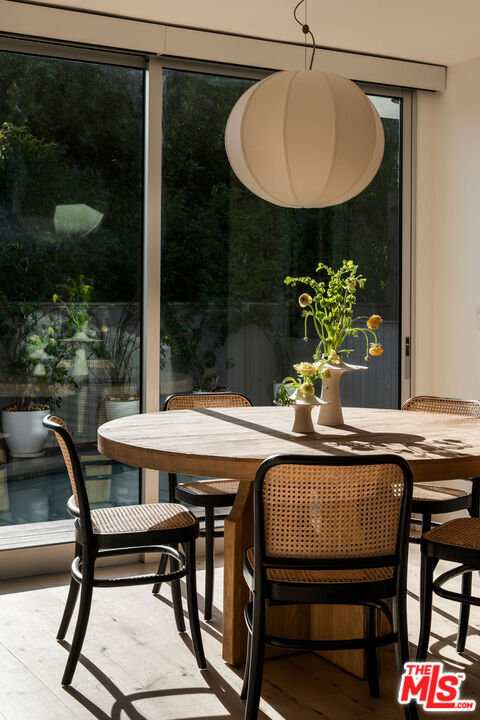 1611 Sunset Plaza Dr