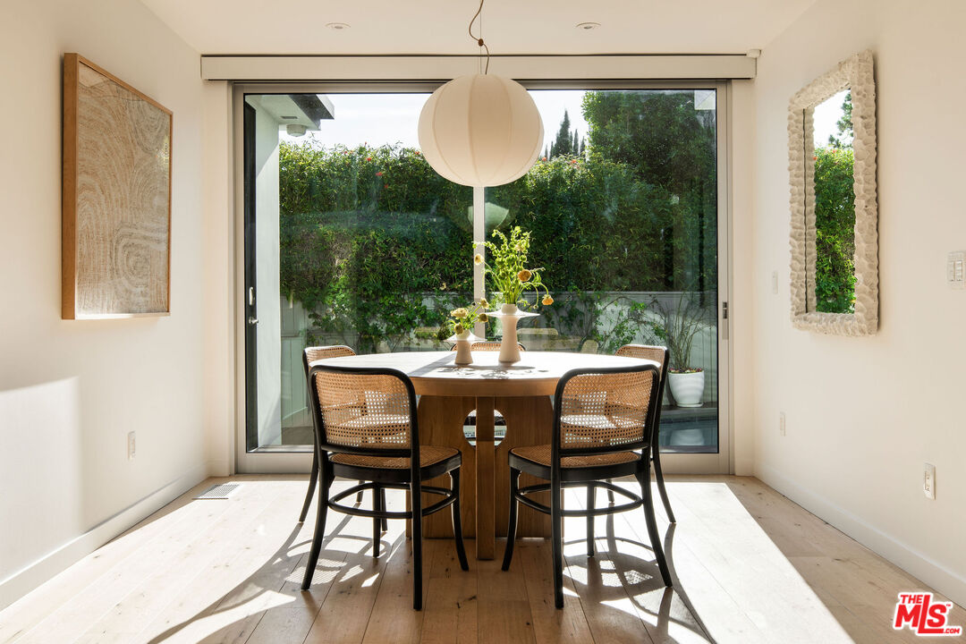 1611 Sunset Plaza Dr