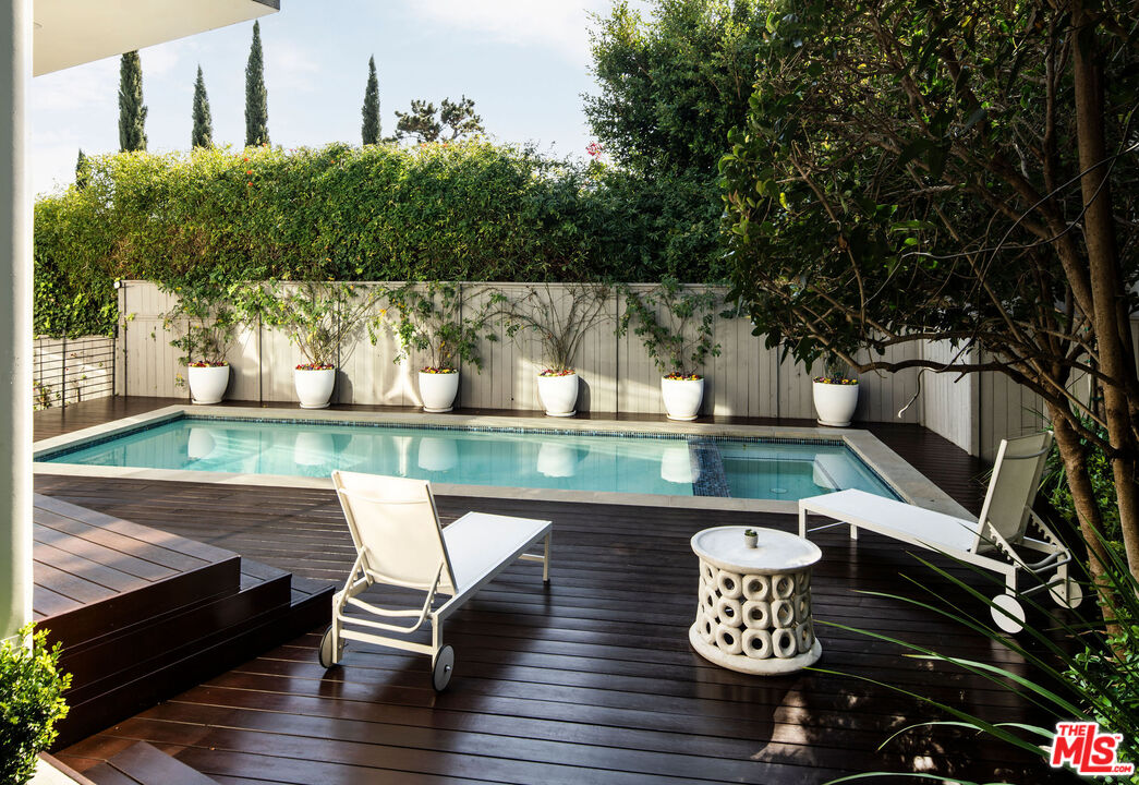 1611 Sunset Plaza Dr