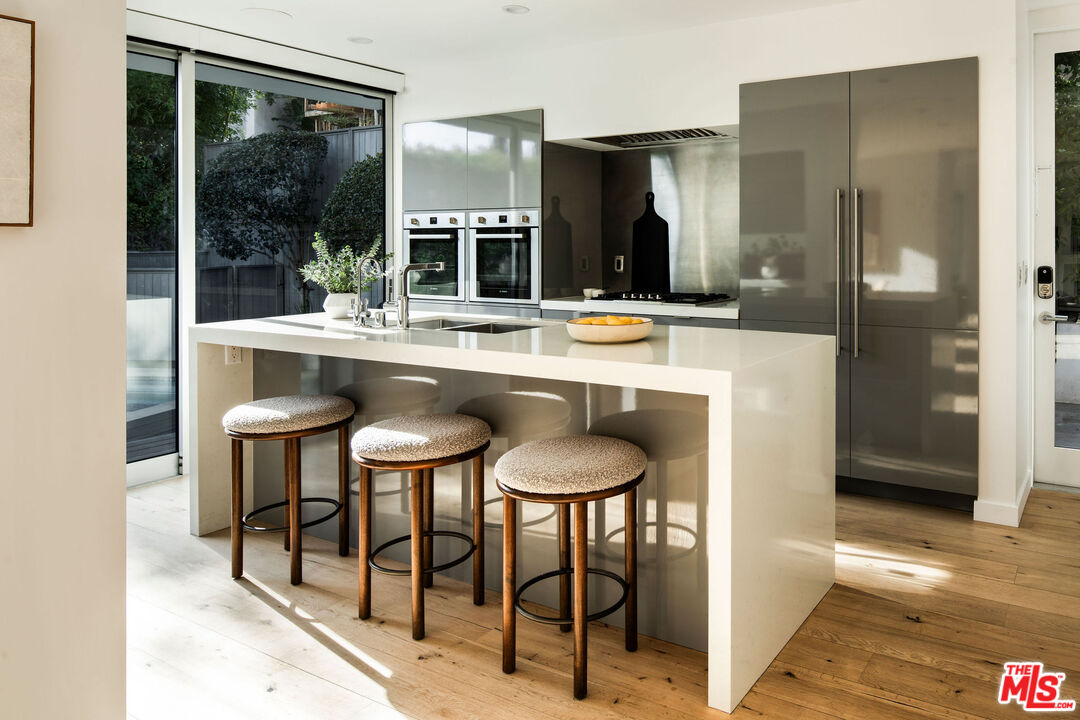 1611 Sunset Plaza Dr