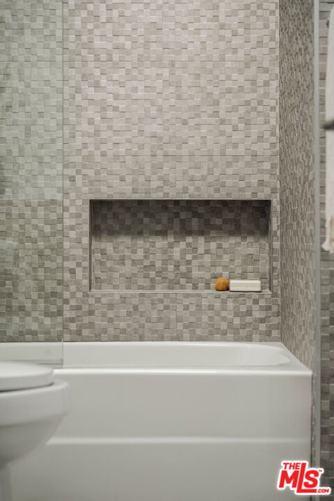 1611 Sunset Plaza Dr