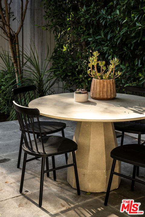 1611 Sunset Plaza Dr