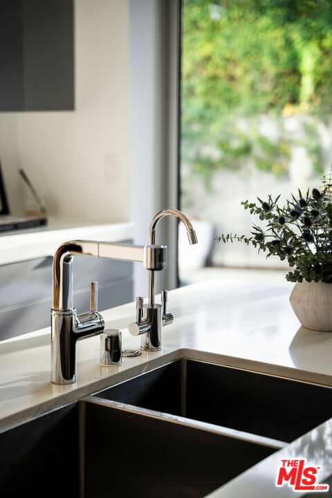 1611 Sunset Plaza Dr