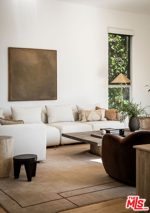 1611 Sunset Plaza Dr