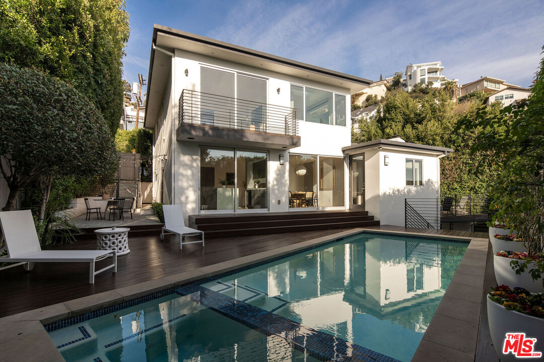 1611 Sunset Plaza Dr