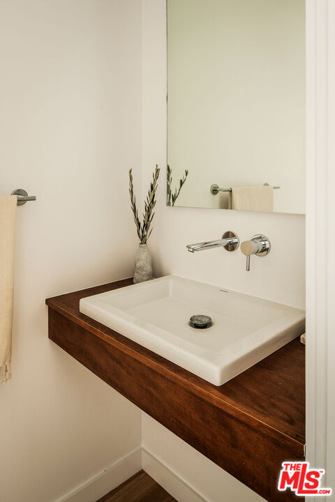 1611 Sunset Plaza Dr