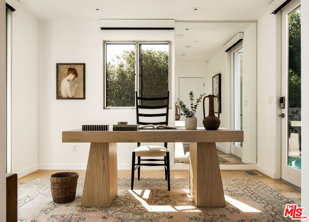 1611 Sunset Plaza Dr