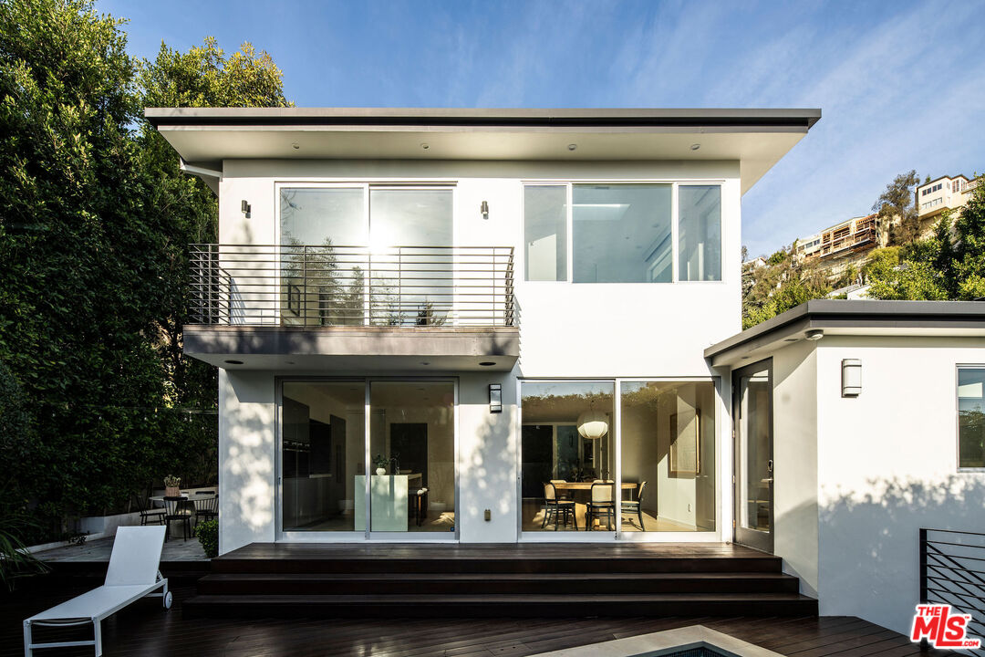 1611 Sunset Plaza Dr