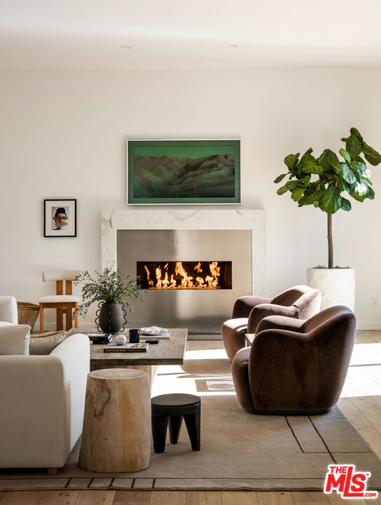 1611 Sunset Plaza Dr