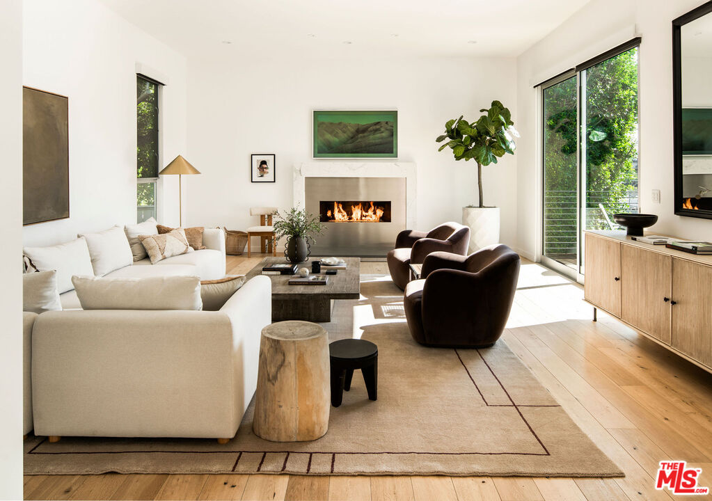 1611 Sunset Plaza Dr