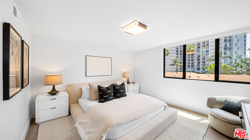 153 San Vicente Boulevard PH 4C