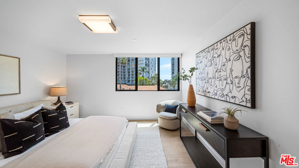 153 San Vicente Boulevard PH 4C